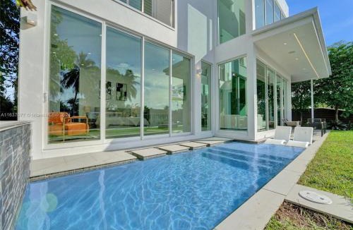 Wilton Manors House | Modern waterfront property