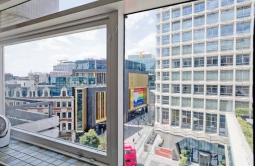 Fitzrovia House | Modern West End Hideaway with Balcony — Steps from Tottenham Court Road Station
