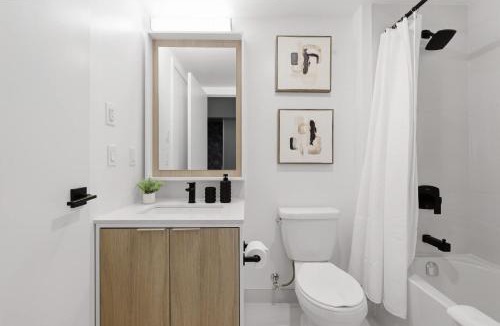 The Queensway Apartment | Modern West Getaway 2BR Condo with Free Parking