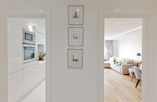Vincent Square Apartment | Modern Westminster Flat with Balcony Views, Walk to Big Ben & West End