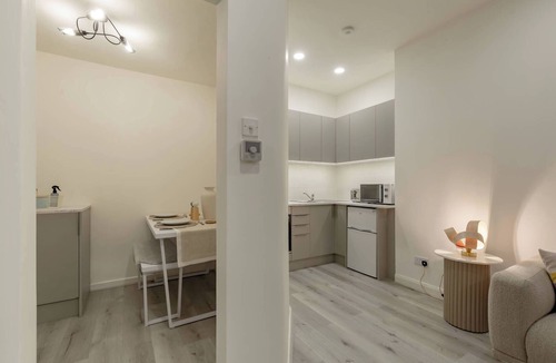 Gorgie Apartment | Modern Wheatfield Apartment