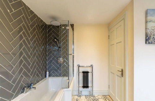 Windsor House | Modern Windsor 4 Bed Home W/Parking - By Tempstay