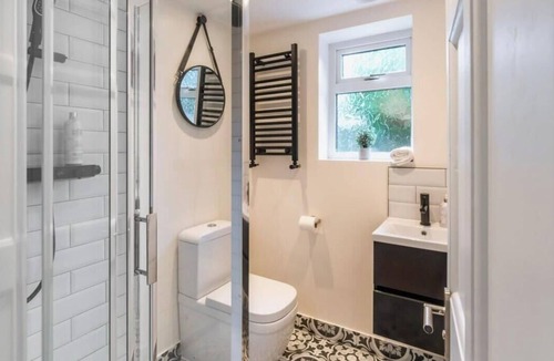 Windsor House | Modern Windsor 4 Bed Home W/Parking - By Tempstay