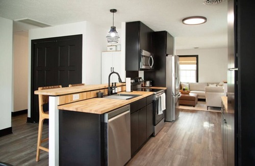 George Haywood's Lakefront House | Modern Wine Country Getaway for 7 + Hot Tub