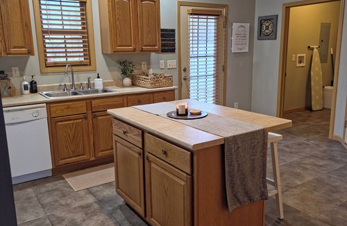 Elida Condo | Modern with traditional style 3-bed+ condo, wifi laundry in charming Laurel Oaks