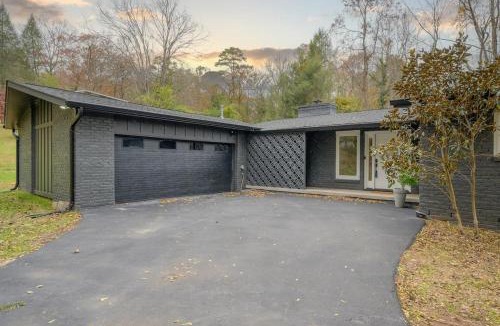 Knoxville House | Modern Woodland Escape - Game Room - Grill
