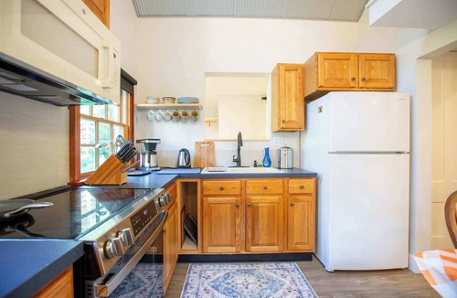Ripton House | Modern Woodland Escape w Wshr dryer and Large Yard