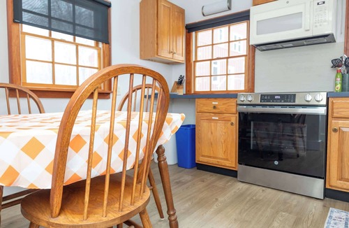 Ripton House | Modern Woodland Escape w Wshr dryer and Large Yard
