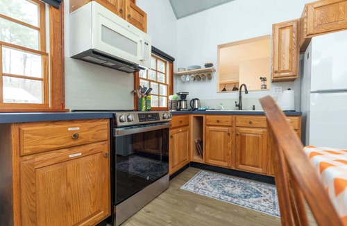 Ripton House | Modern Woodland Escape w Wshr dryer and Large Yard