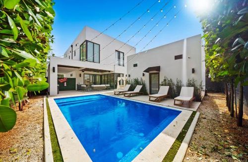 Buena Vista Villa | Modern Zen Oasis in Design District Sleeps 16