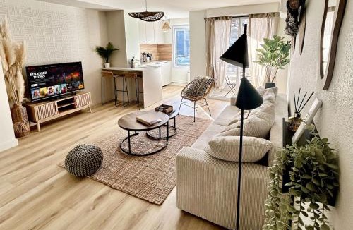 L'Isle-d'Abeau Apartment | Moderne et Cosy T2 - Parking & Clim & Piscine & Balcon - LYON 25 min
