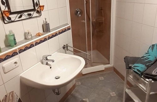 Wernfeld Condo | Moderne Ferienwohnung 95qm 2-6 Personen Biker / Hunde / Garten