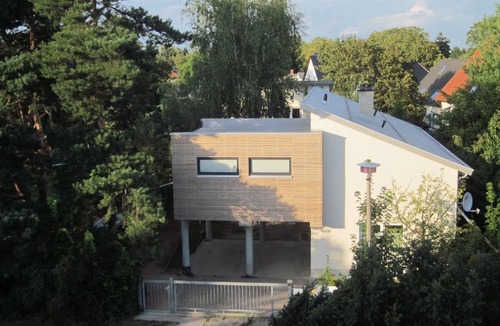 Altglienicke House | Moderne Maisonette-Wohnung mit Terrasse by Interhome