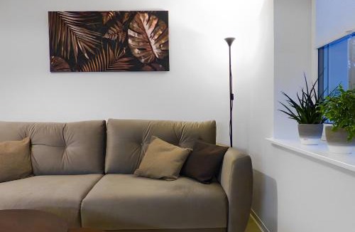 Aschersleben Apartment | Modernes Apartment mit Queensize-Bett, NETFLIX, Küche, Erdgeschoss, Nähe AMEOS Klinik