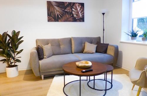 Aschersleben Apartment | Modernes Apartment mit Queensize-Bett, NETFLIX, Küche, Erdgeschoss, Nähe AMEOS Klinik