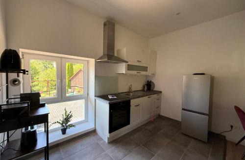 Leonberg Apartment | Modernes Apartment mit Terrasse & Parkplatz & Arbeitsplatz - für 4