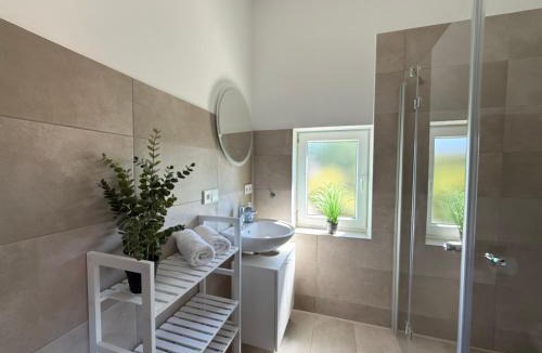Leonberg Apartment | Modernes Apartment mit Terrasse & Parkplatz & Arbeitsplatz - für 4