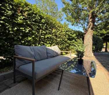 Leonberg Apartment | Modernes Apartment mit Terrasse & Parkplatz & Arbeitsplatz - für 4