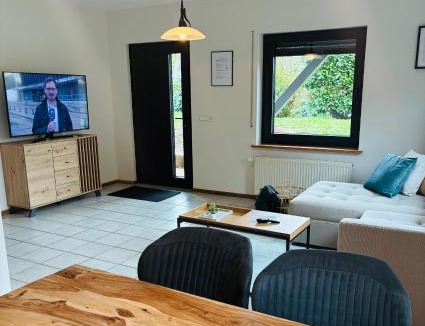 Platten Apartment | Modernes Apartment "Rebennah" Küche, Top Anbindung für Urlaub & Beruf