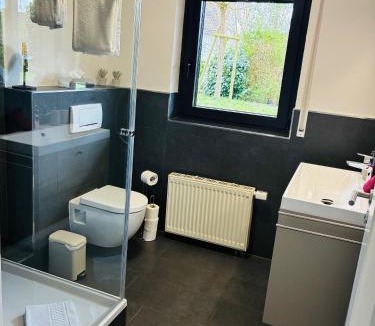 Platten Apartment | Modernes Apartment "Rebennah" Küche, Top Anbindung für Urlaub & Beruf