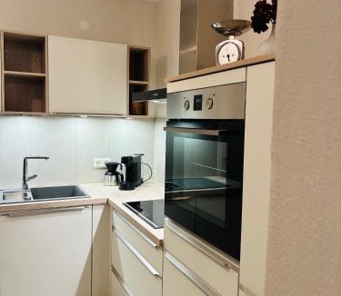Platten Apartment | Modernes Apartment "Rebennah" Küche, Top Anbindung für Urlaub & Beruf
