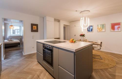 Innenstadt - Sankt Ulrich-Dom Apartment | Modernes Design-Apartment mit großer Küche in Augsburger Altstadt Kapuzinergasse