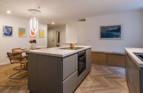 Innenstadt - Sankt Ulrich-Dom Apartment | Modernes Design-Apartment mit großer Küche in Augsburger Altstadt Kapuzinergasse