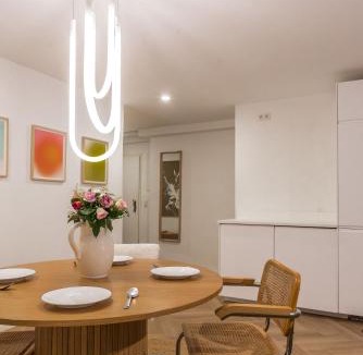 Innenstadt - Sankt Ulrich-Dom Apartment | Modernes Design-Apartment mit großer Küche in Augsburger Altstadt Kapuzinergasse