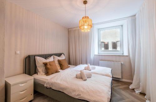 Innenstadt - Sankt Ulrich-Dom Apartment | Modernes Design-Apartment mit großer Küche in Augsburger Altstadt Kapuzinergasse