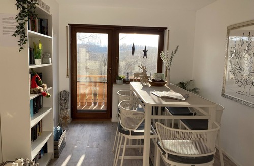 Horrenberg Apartment | Modernes Einzelzimmer mit Flachbild TV, Badezimmer, WLAN und Parkplatz
