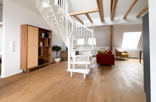 Lechhausen Apartment | Modernes Maisonette-Apartment mit Terrasse I Augsburg City