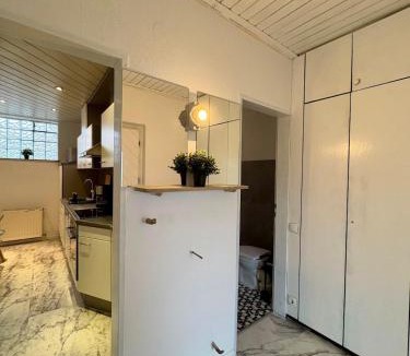 Lorsch Apartment | modernes Monteurhaus mit eigenem Parkplatz & Hof