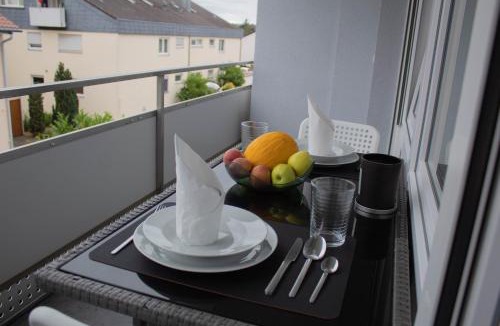 Gaertringen Apartment | Modernes Studio mit großem Balkon, vollausgestatteter Küche und idealem Arbeitsplatz für Home Office