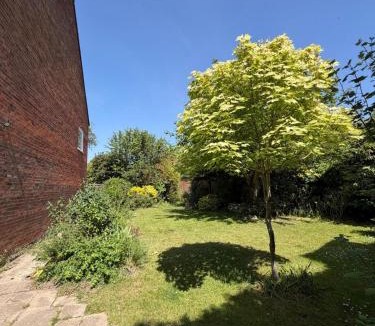 Crowmarsh Gifford Apartment | Modernised townhouse near Howbery Park