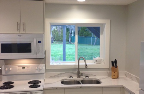Sidney House | Modernized 1 Bedroom suite close to downtown Sidney