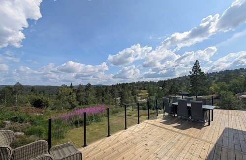 Tørdal House | Modernized mountain cabin near Treungen
