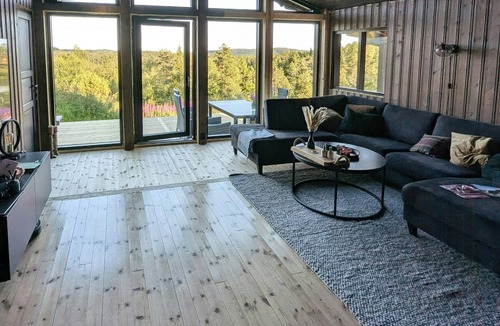 Tørdal House | Modernized mountain cabin near Treungen