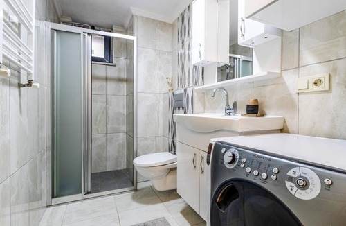 Maltepe Apartment | Modernly Designed Flat Near Metro in Maltepe