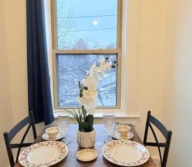 East Avenue Apartment | Modernstudioqueenbedworkspacehighspeedwifi