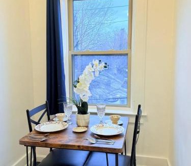 East Avenue Apartment | Modernstudioqueenbedworkspacehighspeedwifi