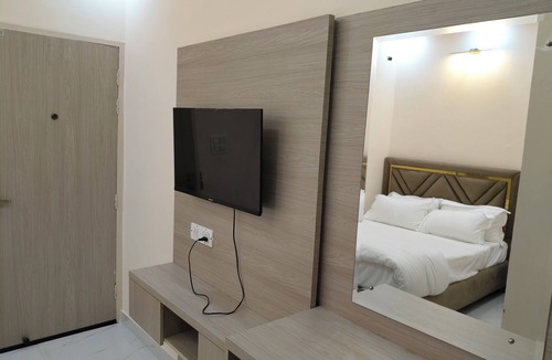 Palanpur Hotel | Modest Rooms by LIBRA