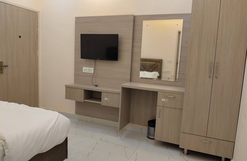 Palanpur Hotel | Modest Rooms by LIBRA