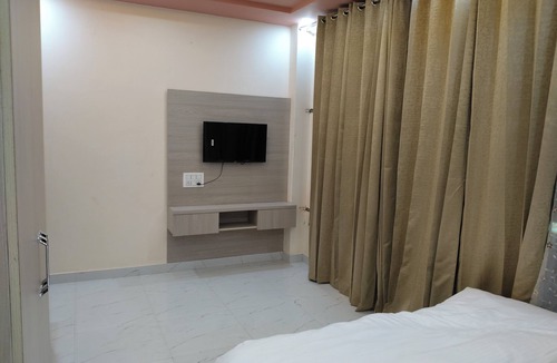 Palanpur Hotel | Modest Rooms by LIBRA