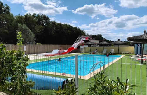 Sadirac House | Modulo 3-Room Mobile Home, Sleeps 4–6, Air-Conditioned + TV