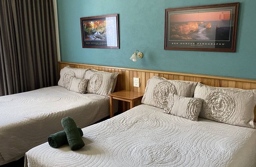 Moe Hotel | Moe Motor Inn
