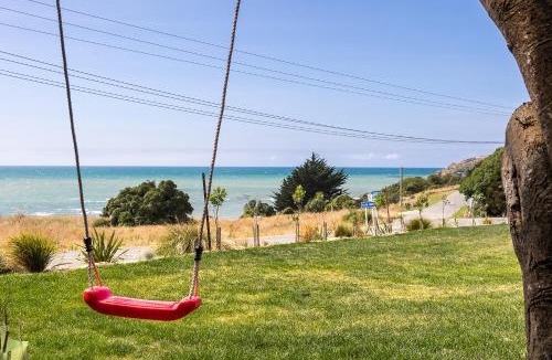 Moeraki House | Moeraki Beachfront - Sea Views and Boat Parking