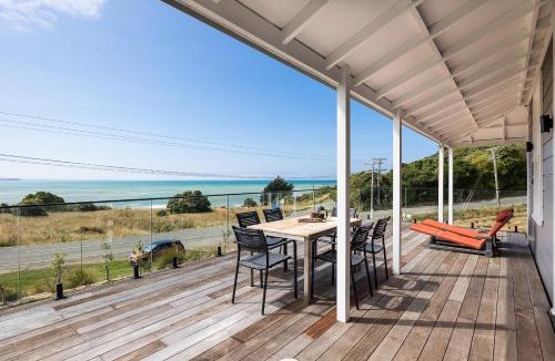 Moeraki House | Moeraki Beachfront - Sea Views and Boat Parking