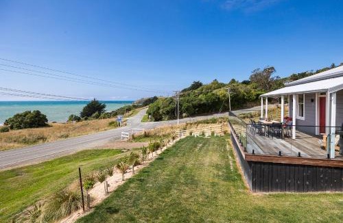 Moeraki House | Moeraki Beachfront - Sea Views and Boat Parking