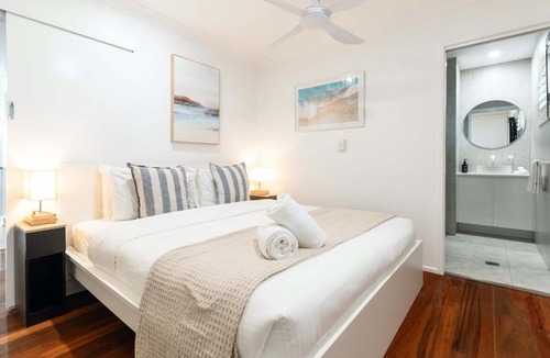 Moffat Beach Apartment | Moffat Beach Coastal Contemporary Unit A