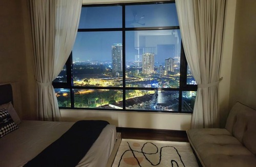 Johor Bahru Apartment | Molek Regency Studio 10 min Austin I 15 min CIQ -4pax PetFriendly, Netflix High Floor Unblock City Pool View, 1Carpark